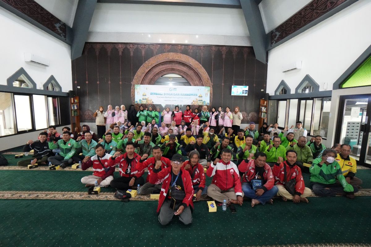 YBM dan Srikandi PLN UP3 Yogyakarta salurkan bingkisan ke ojol