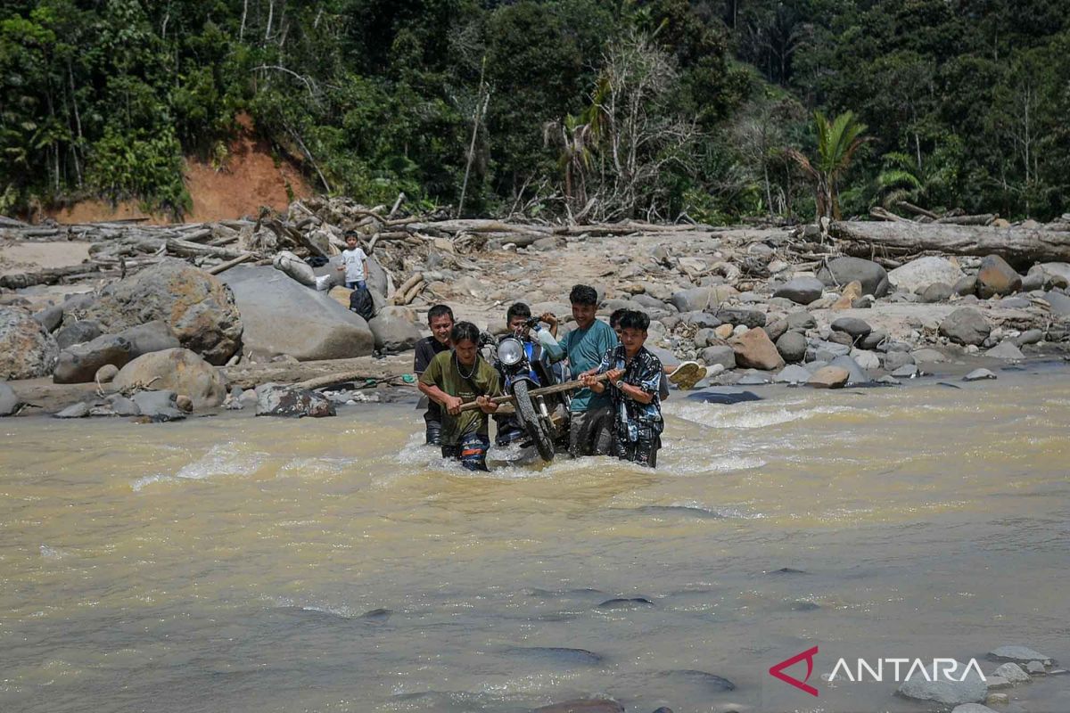 Akses Desa Sibio-Bio Tapanuli Tengah masih terputus, warga terpaksa seberangi sungai