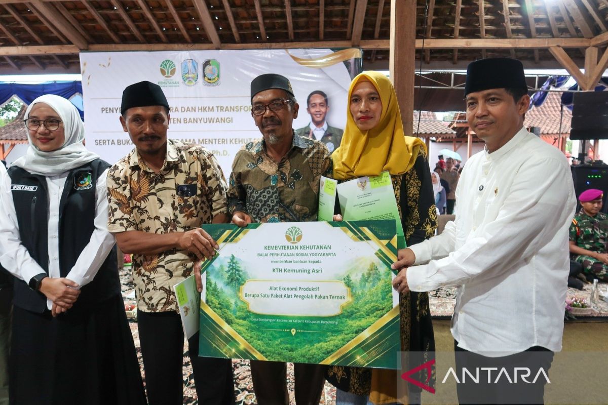 Kementerian Kehutanan serahkan SK TORA kepada masyarakat Banyuwangi