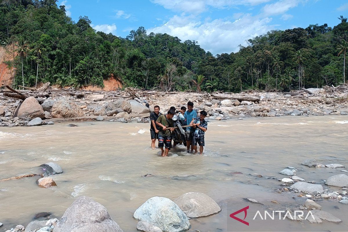 Warga Desa Sibio-bio Tapteng masih terisolir akibat jembatan putus
