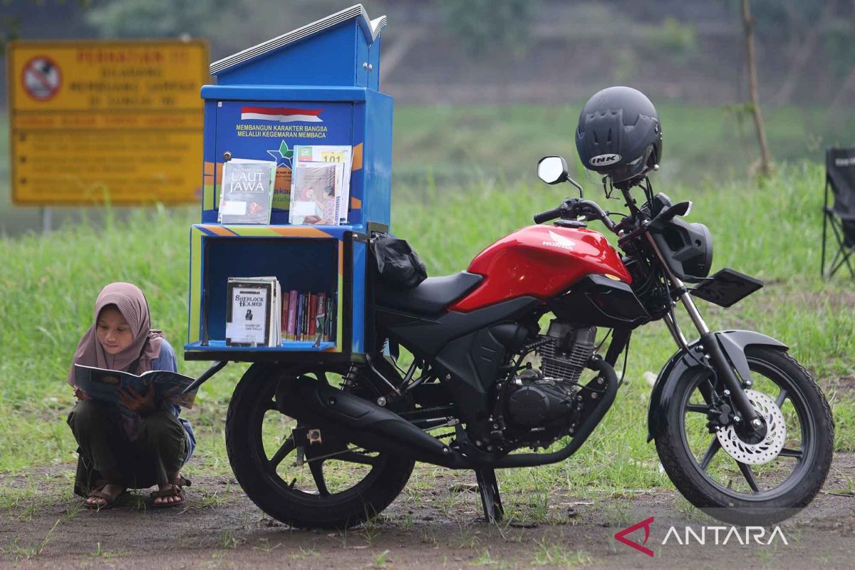 Ngabuburit sambil membaca buku di perpustakaan keliling di Kota Kediri