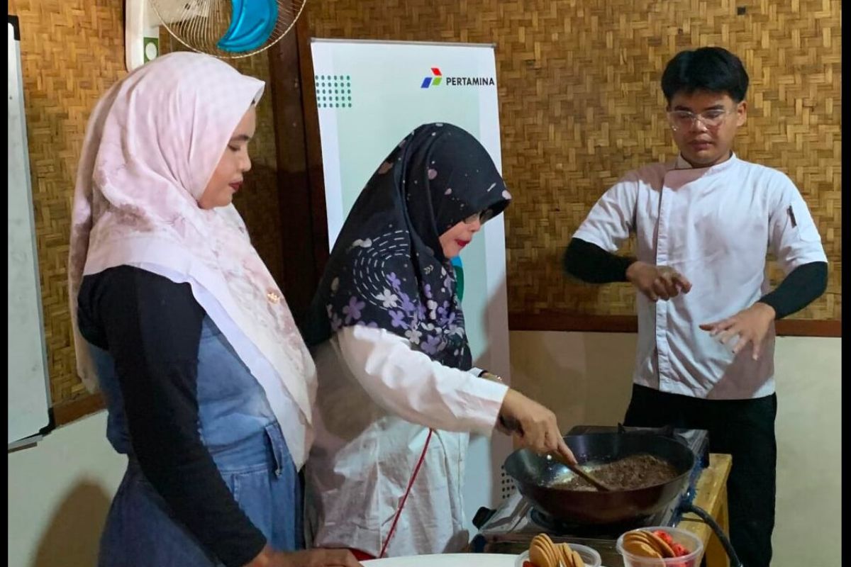 Belasan pelaku UMKM di Kepulauan Seribu dilatih buat kue lebaran