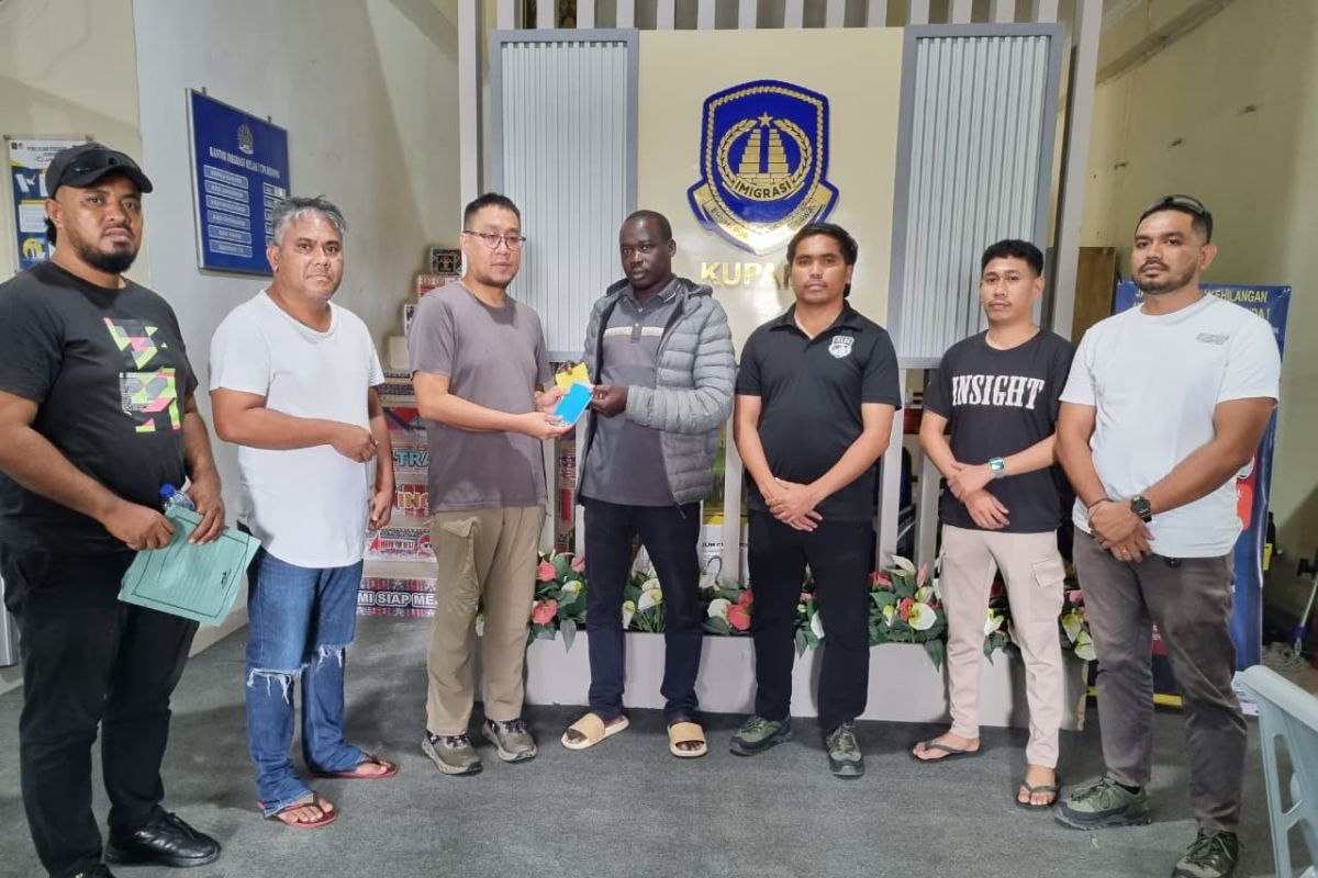 Polisi menyerahkan WNA Uganda ke Imigrasi Kupang
