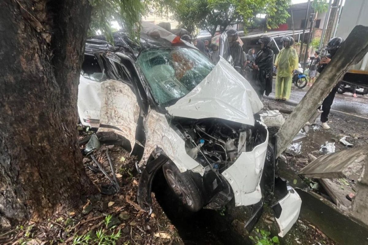 Istri anggota DPRD Sulsel tewas kecelakaan lakalantas di jalan tol