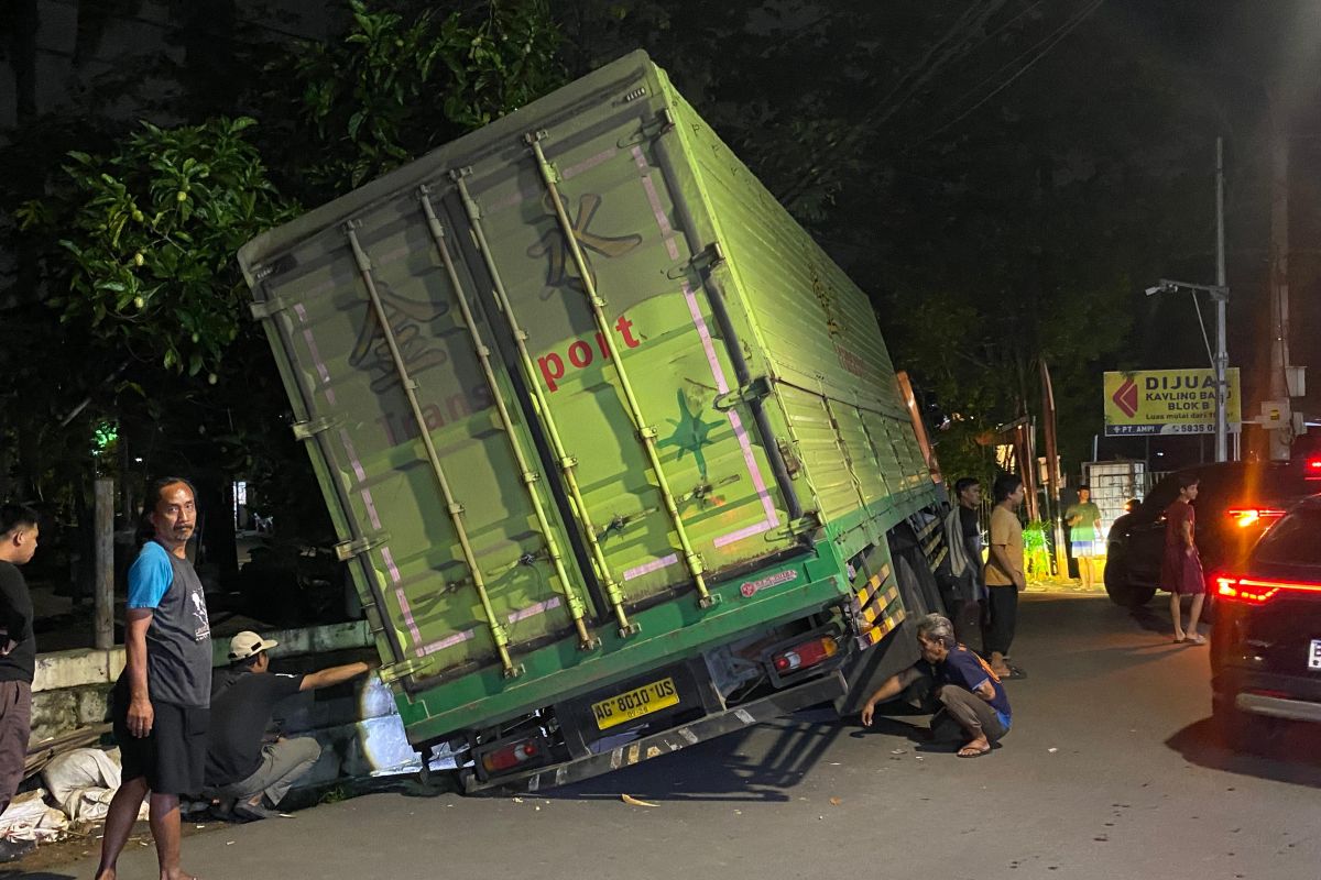 Bikin macet, truk terperosok di Puri Kembangan belum bisa dievakuasi