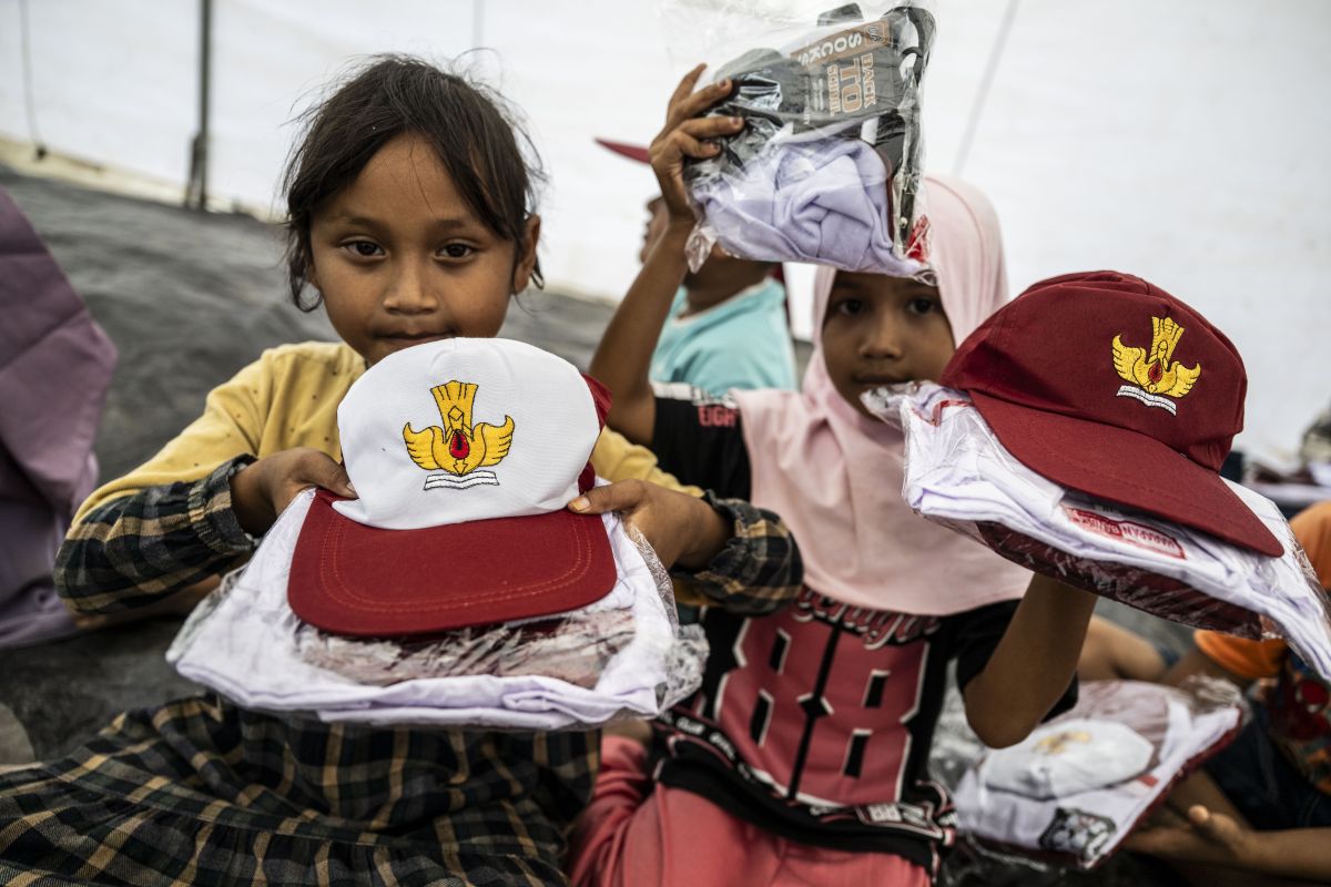 Relawan salurkan seragam ke siswa terdampak banjir di daerah terisolir