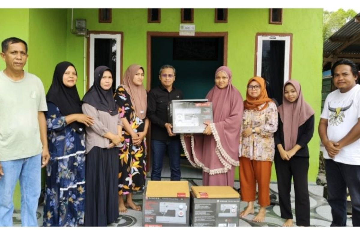 Kelompok usaha di Lutra terima bantuan mesin jahit