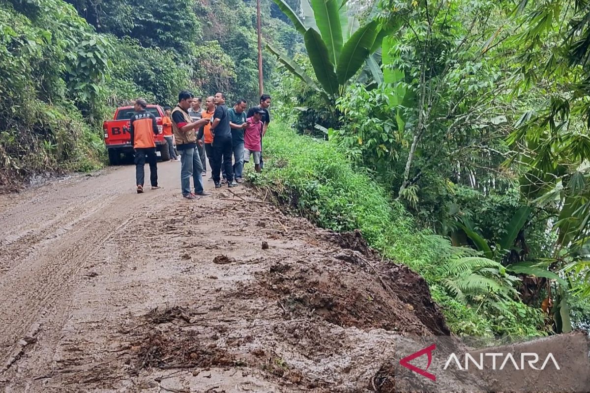 BPBD OKU bersihkan material tanah longsor di jalan Desa Gunung Meraksa
