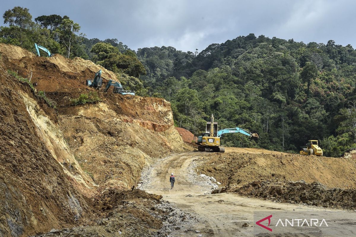 Jalan putus akibat longsor di Malalak Agam Sumbar telah terhubung