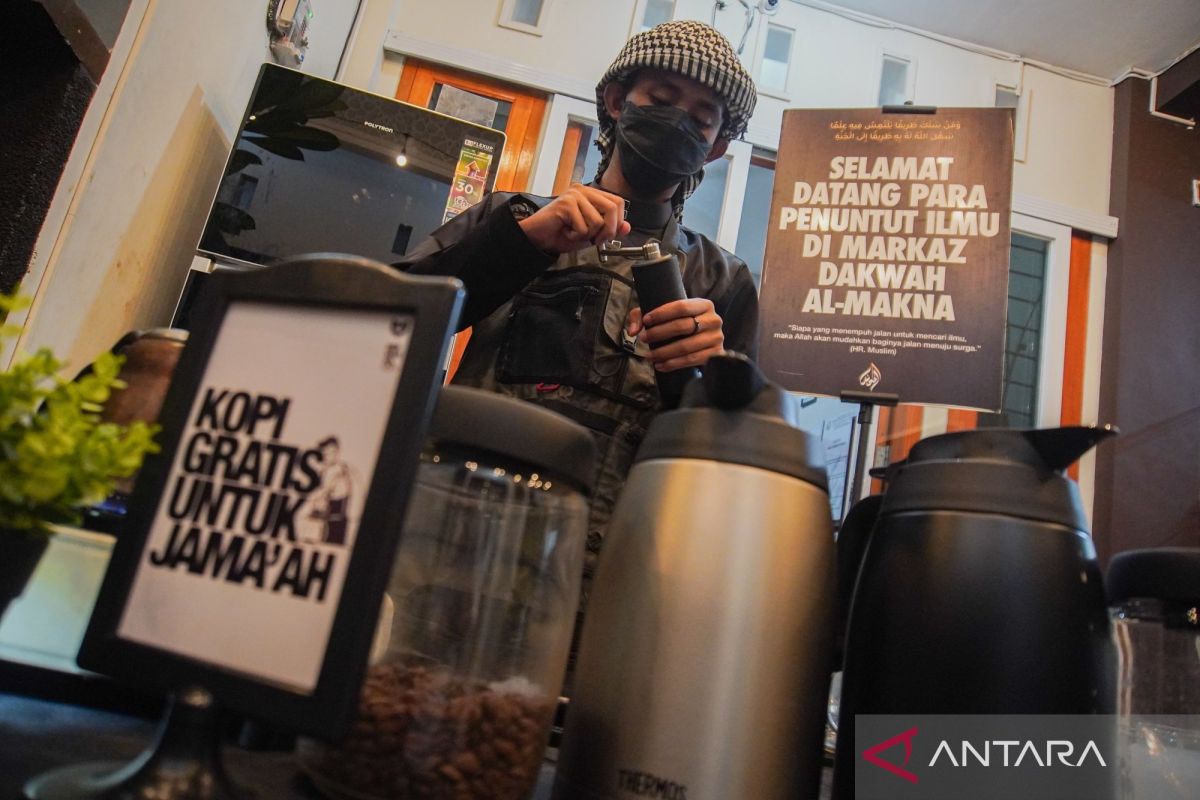 Sajian kopi ala kafe gratis untuk jamaah tarawih di mushala Al Makna Lumajang
