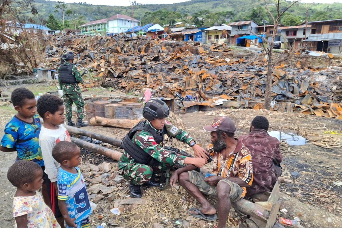 Satgas 511/DY lakukan pemeriksaan kesehatan korban kebakaran Tolikara
