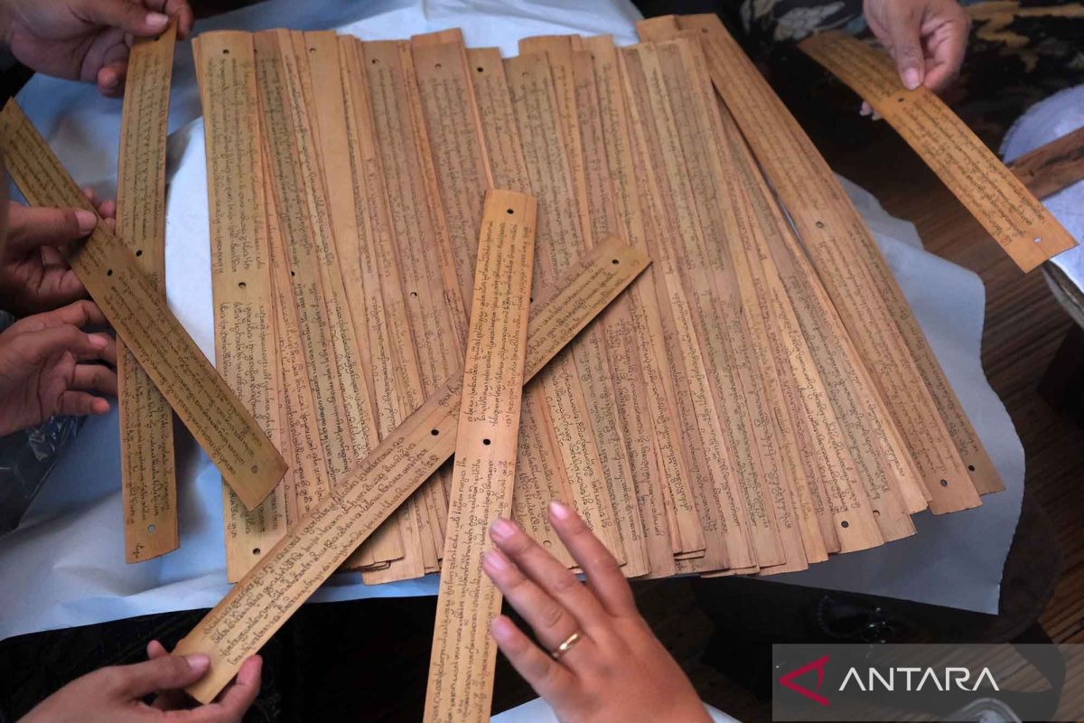 Penyuluh Bahasa Bali konservasi naskah kuno pada daun lontar