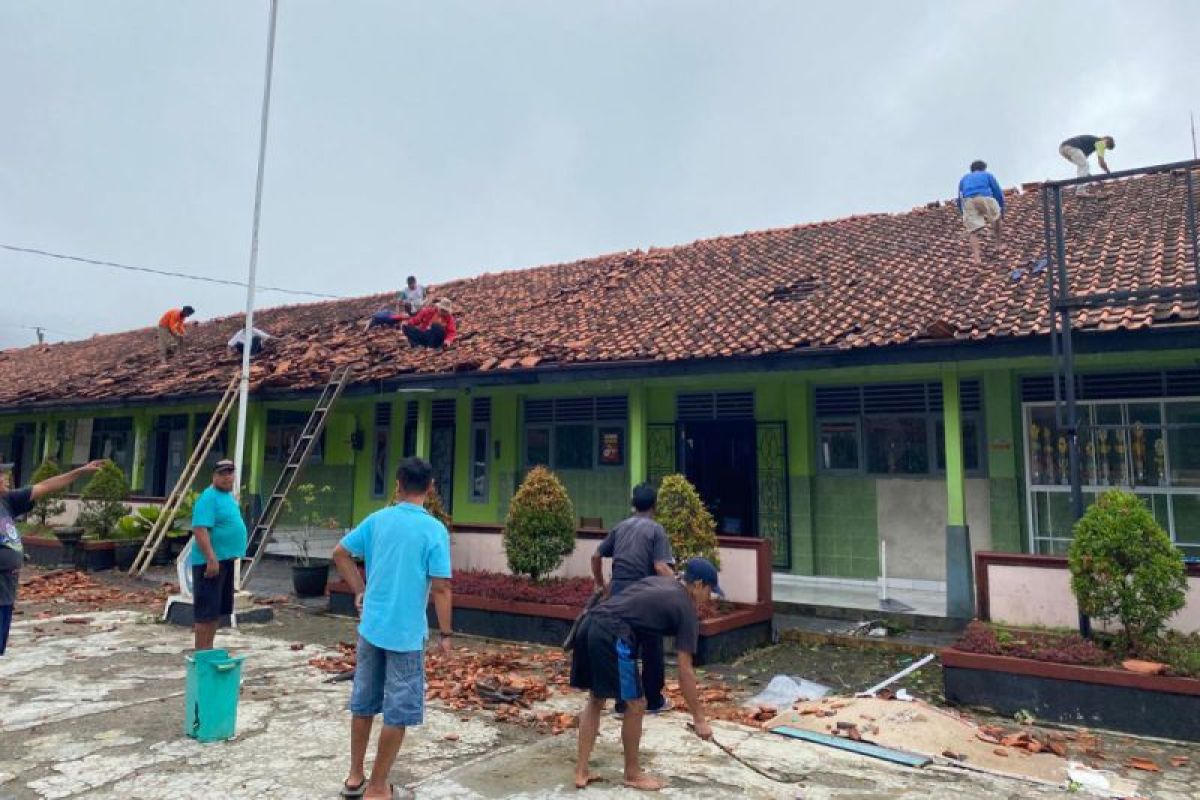 BPBD-Disdik Banyumas lakukan asesmen dampak bencana di SDN 1 Sambirata