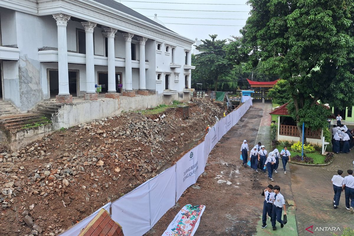 Pemilik tembok bangun pagar sementara di SMPN 182 Jakarta