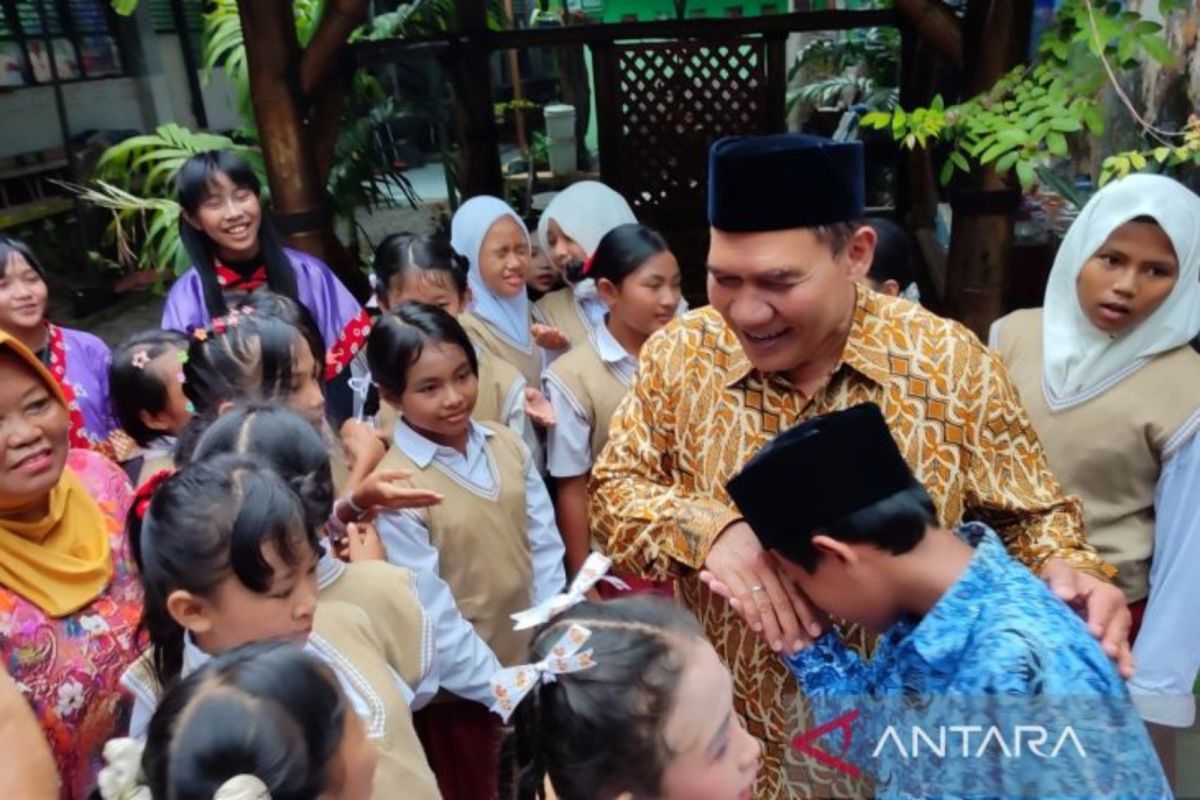 Anggota DPR dan BRI salurkan bantuan sarana pendidikan