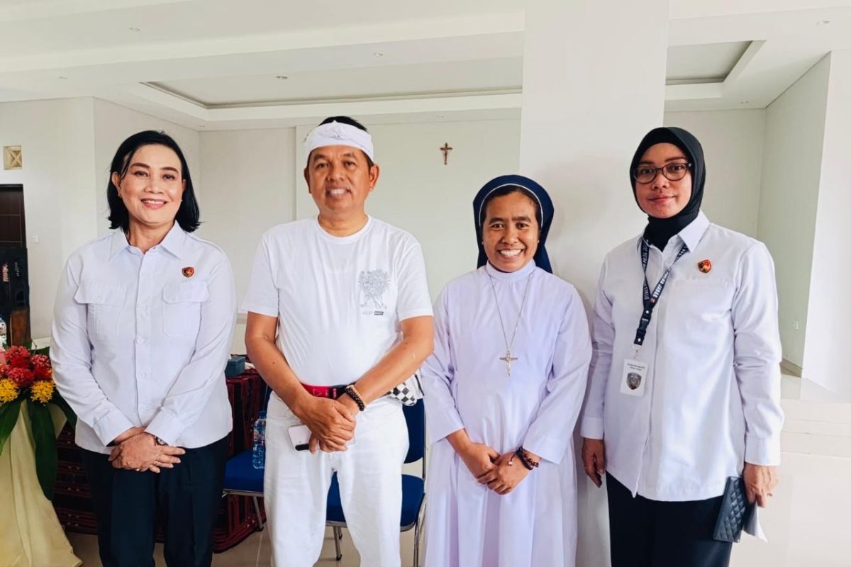 Polda Jabar dampingi KDM jemput 12 wanita diduga korban TPPO di NTT