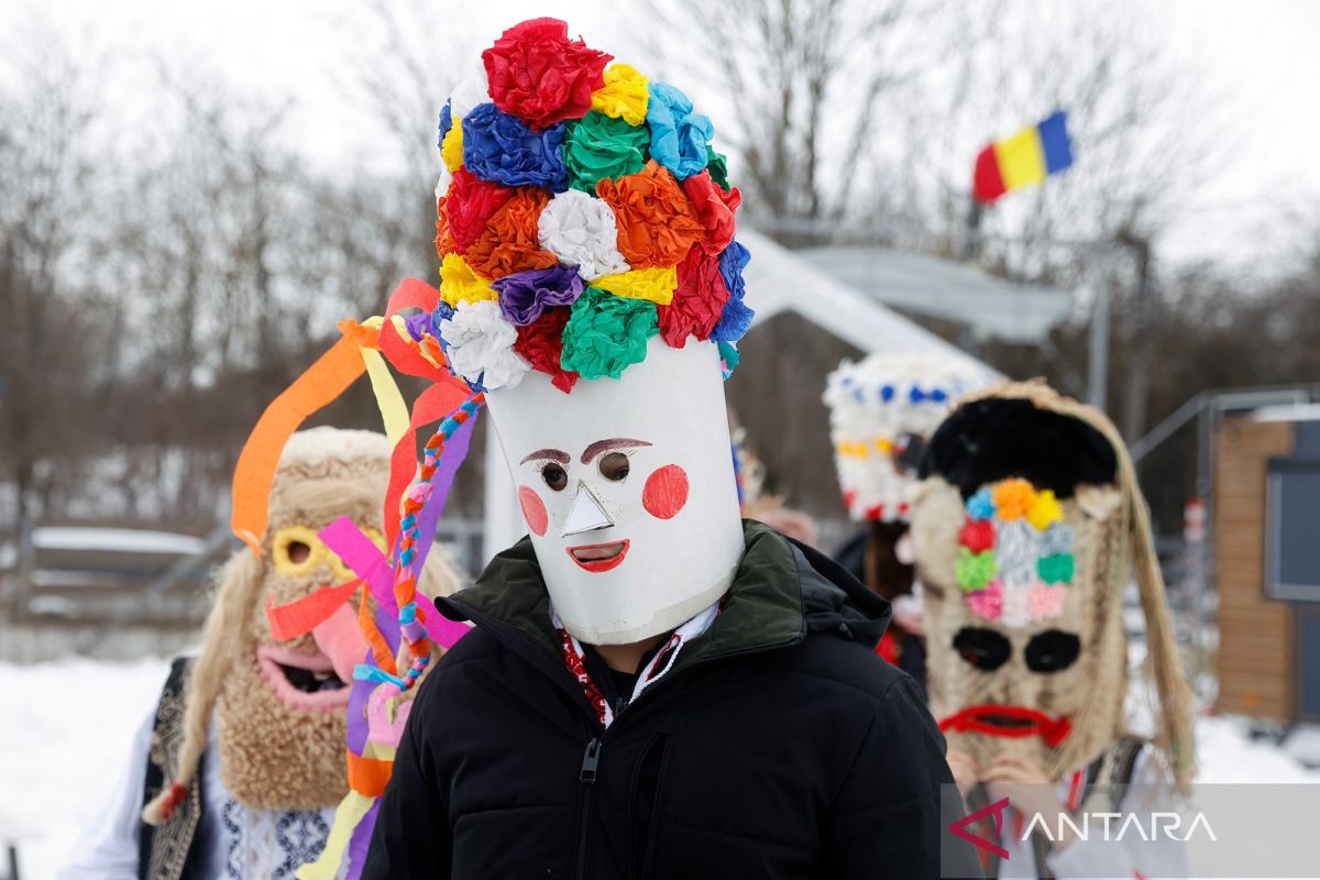 Festival Cuckoo's Day di Rumania tampilkan kostum bertopeng sambut datangnya musim semi