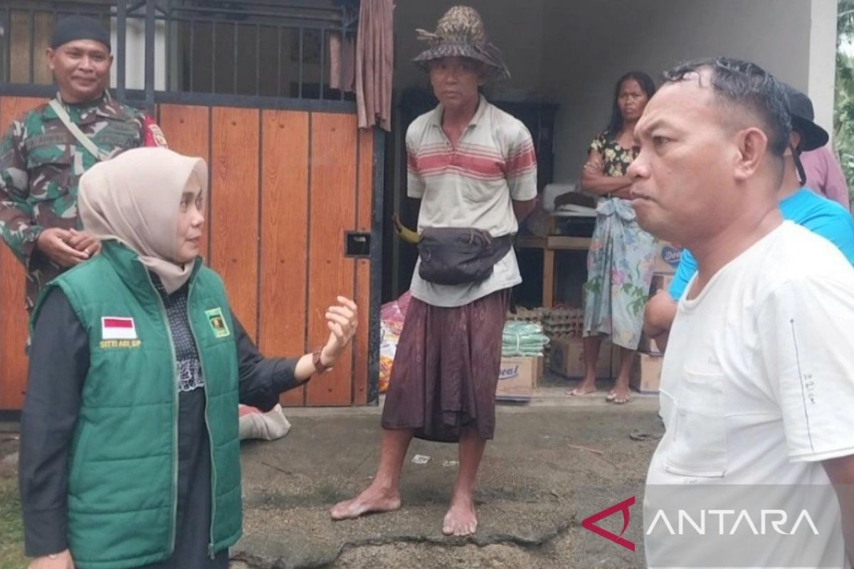 Anggota DPRD NTB serahkan bantuan korban banjir di Bangket Parak