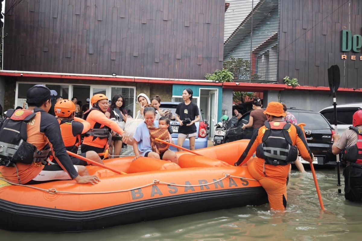 Tim SAR evakuasi 12 korban banjir di kawasan Dewi Sri Legian