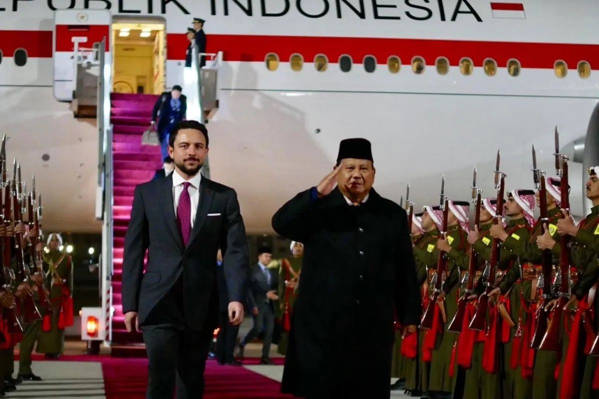 Prabowo welcomed in Jordan with F-16 escort, royal ceremony