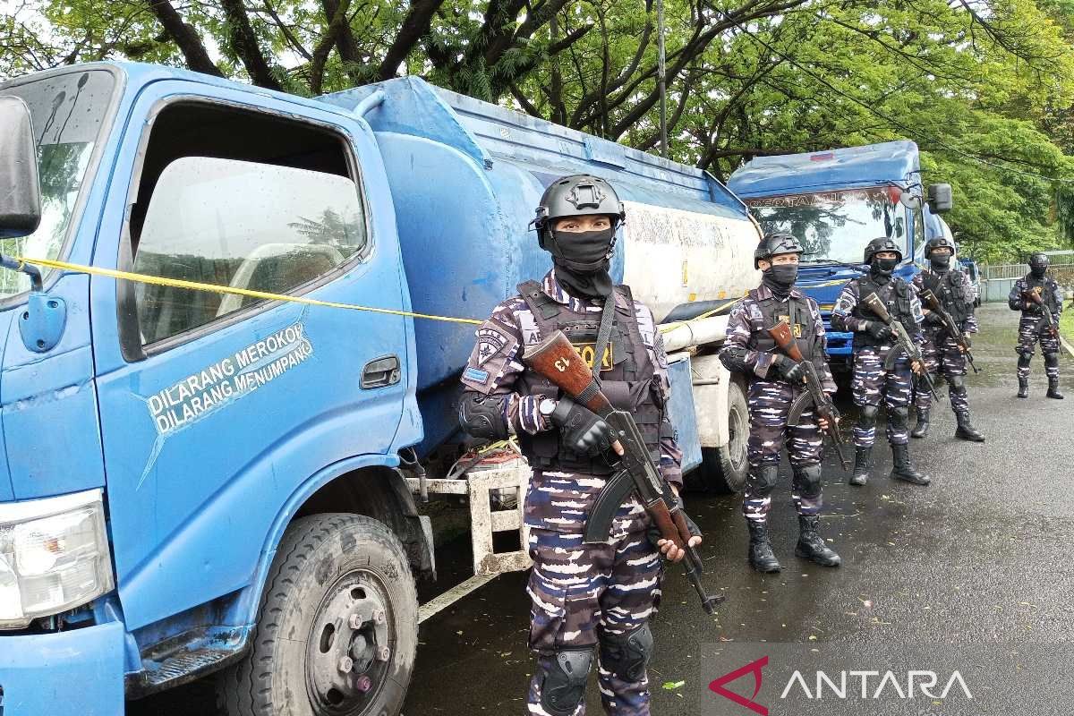 TNI AL Makassar gagalkan transaksi BBM ilegal di tengah laut