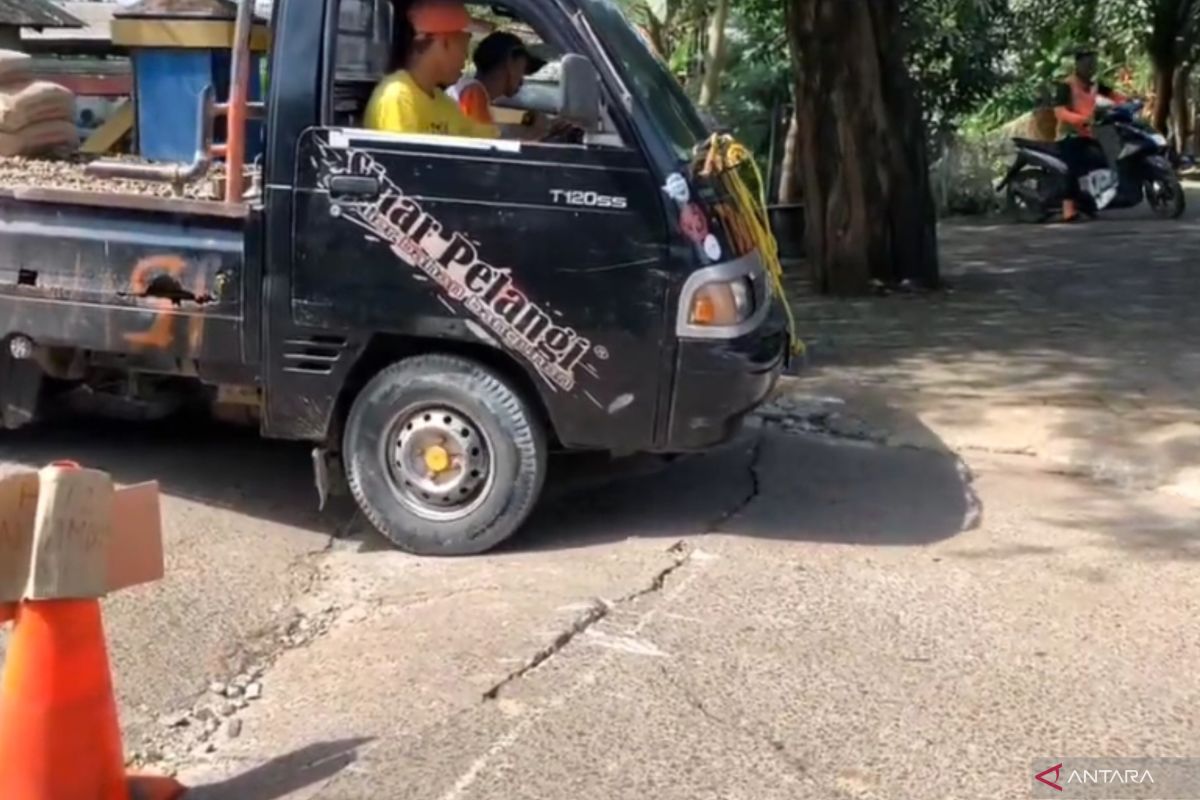 Pemkot Jaktim batasi kendaraan berat di jembatan Setu yang amblas