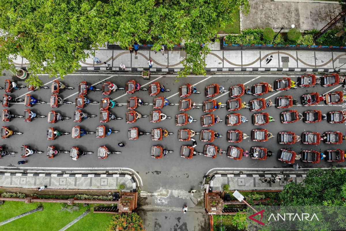 Penyaluran becak listrik bantuan Presiden untuk tukang becak lansia di Nganjuk