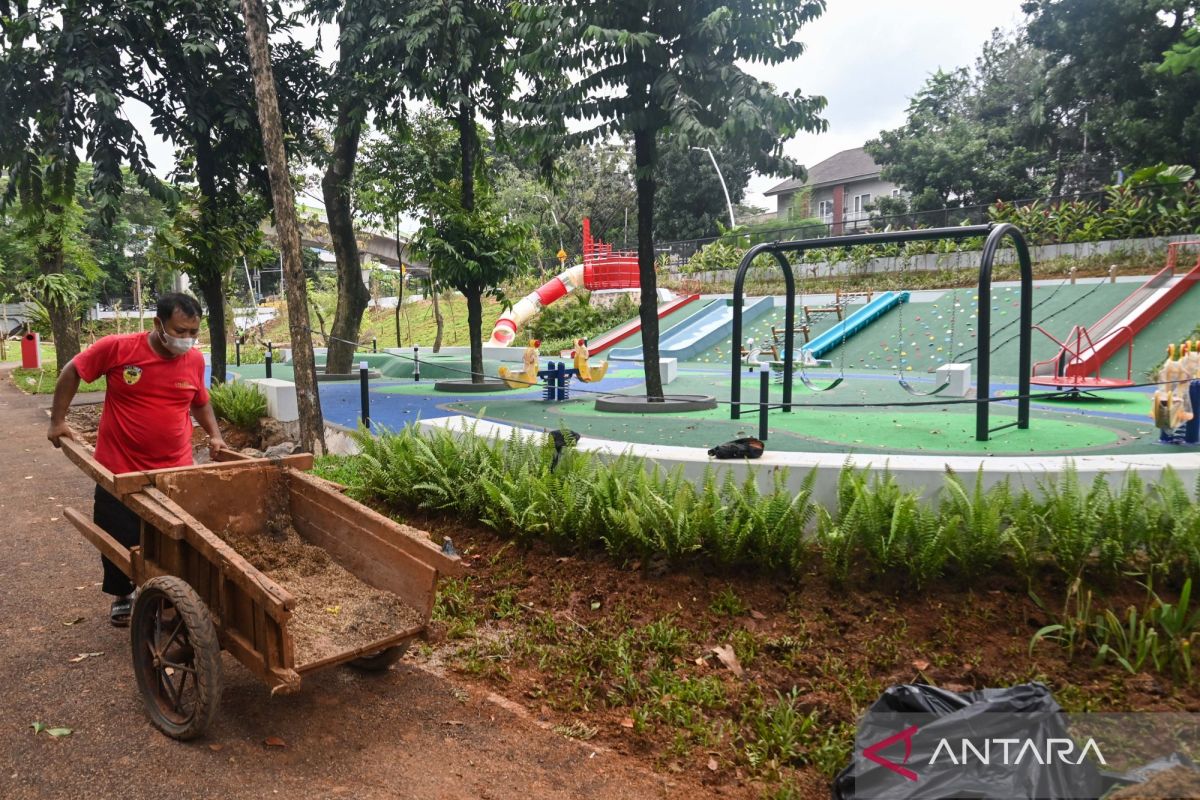 Pemkot Jakbar tanam 373 pohon dan 131.871 tanaman hias sepanjang 2026