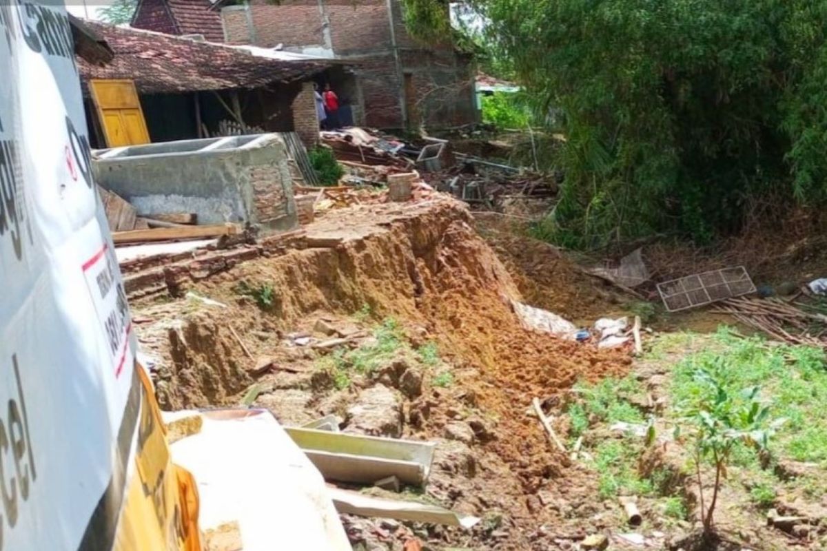 Pemkab Rembang tangani fenomena tanah ambles