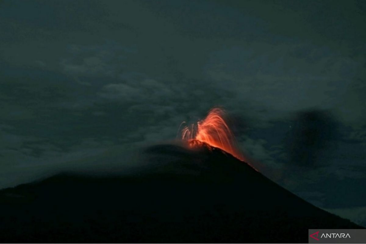 Gunung Ili Lewotolok meletus lontarkan api pijar 300 meter dari puncak