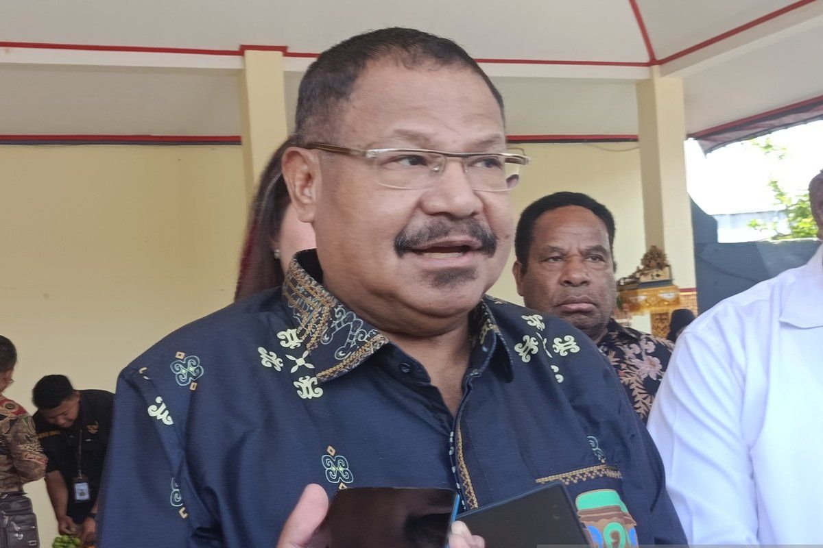 Pemprov Papua Pegunungan serahkan bansos keagamaan Rp400 juta ke GKI Lachai Wamena