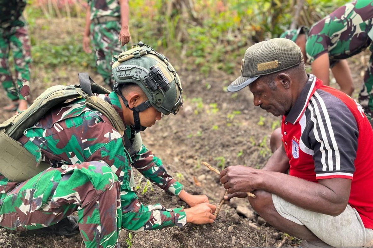 Satgas Yonif 511/DY bersama warga Kanggime perkuat program ketahanan pangan
