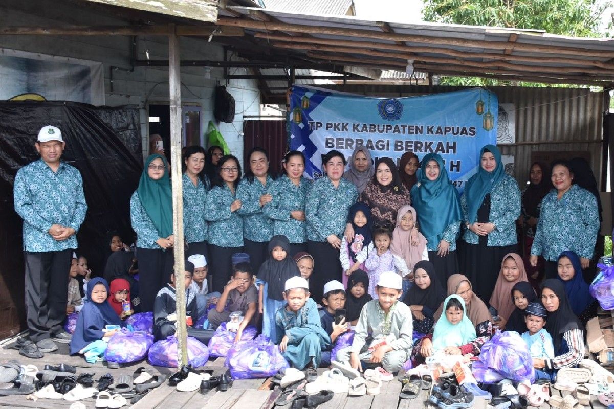 PKK Kapuas berbagi sembako dan takjil kepada anak yatim piatu