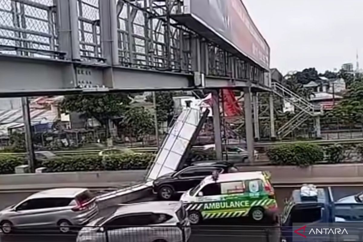 Penjelasan polisi soal papan reklame yang roboh di JPO Kebon Jeruk Jakbar