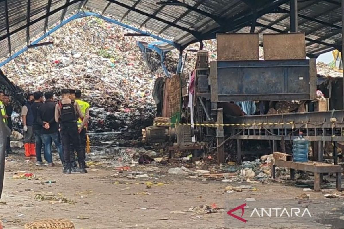Seorang petugas tewas usai terjatuh di mesin penggiling sampah di TPA Putri Cempo