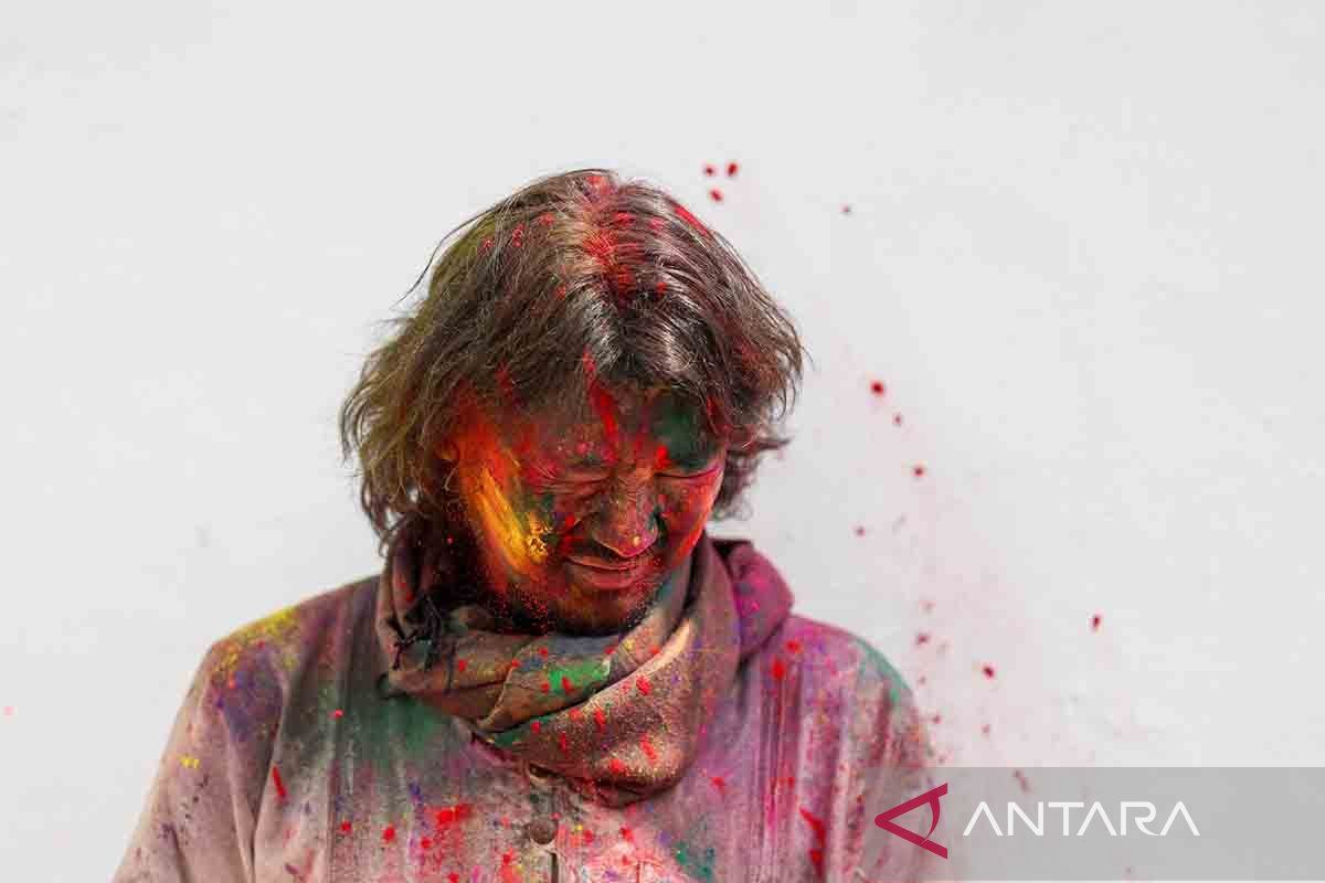Sambut musim semi, ribuan orang rayakan Festival Holi di Nepal