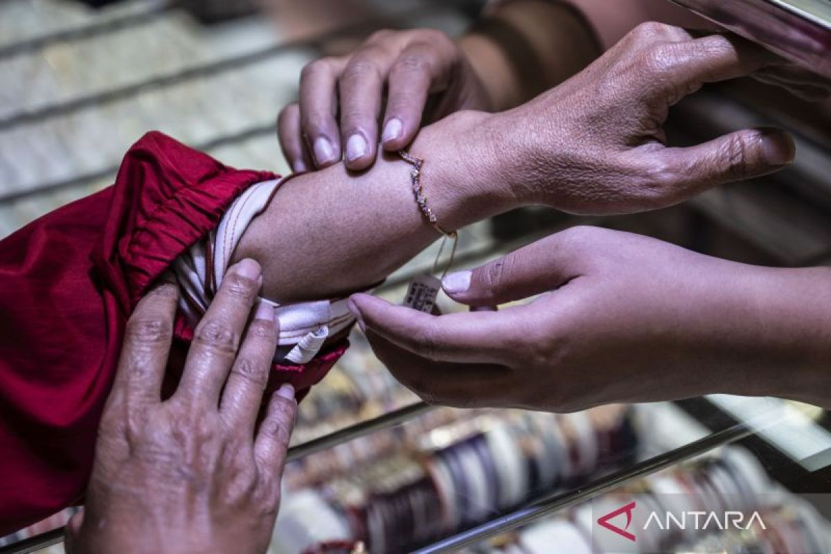 Harga emas Antam pada Selasa anjlok Rp13.000 per gram
