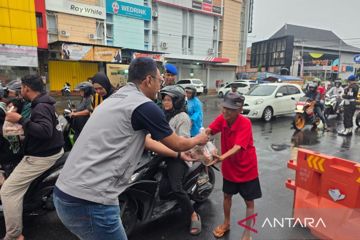 Sejumlah komunitas dan organisasi bagikan paket makanan di Solo
