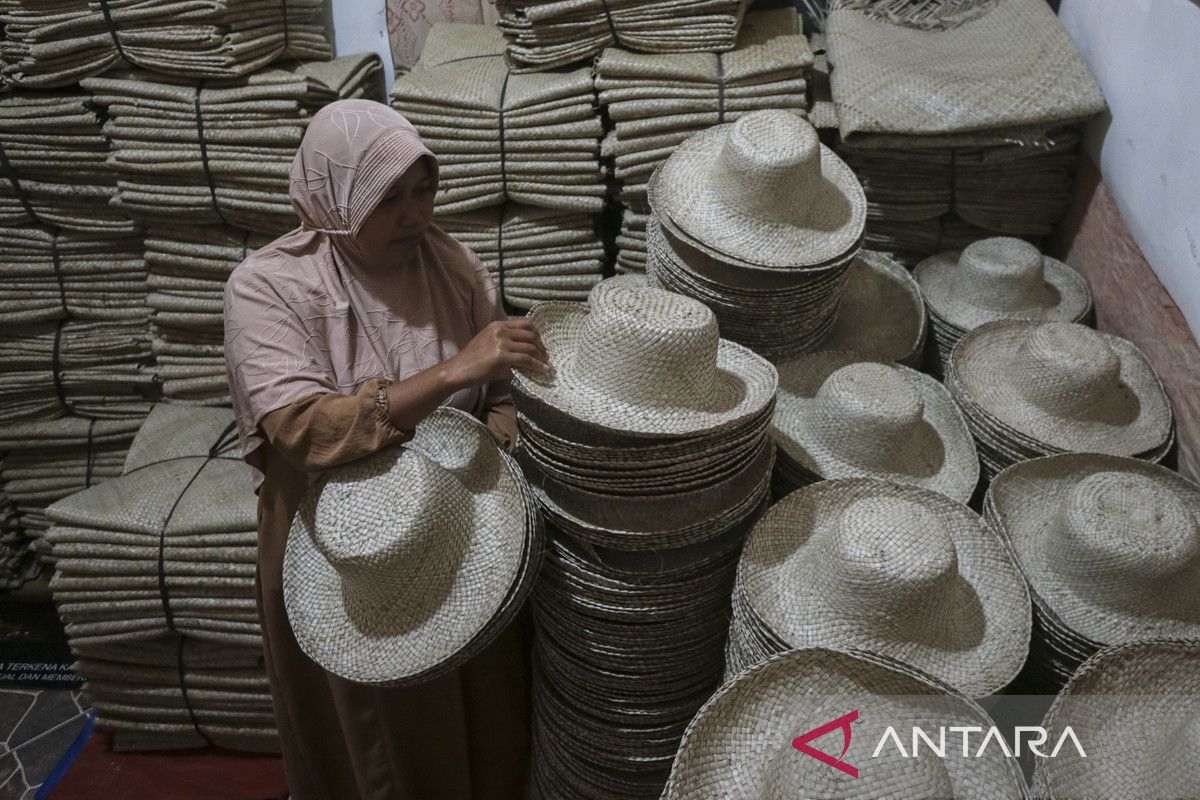 Perajin anyaman pandan di Pandeglang terancam berhenti produksi