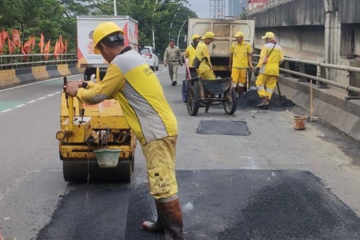 Angkutan logistik dan hujan sebabkan jalan berlubang di Jakarta Utara