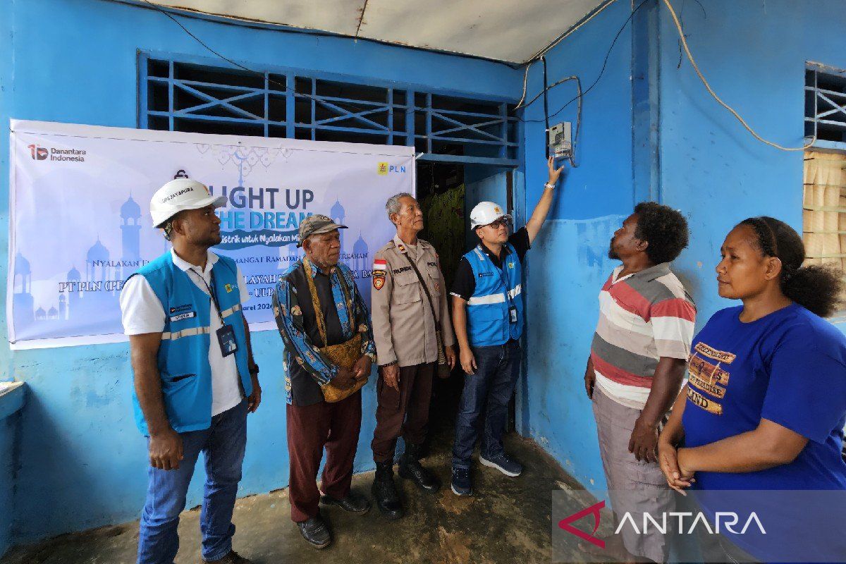 PLN beri listrik gratis bagi 35 keluarga prasejahtera di Tanah Papua