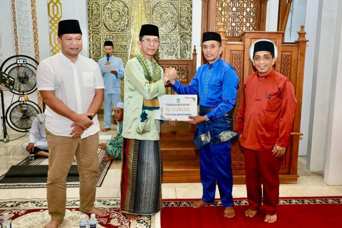 Safari Ramadhan, Pemkot Batam hibah tunai ke 30 masjid untuk sarpras