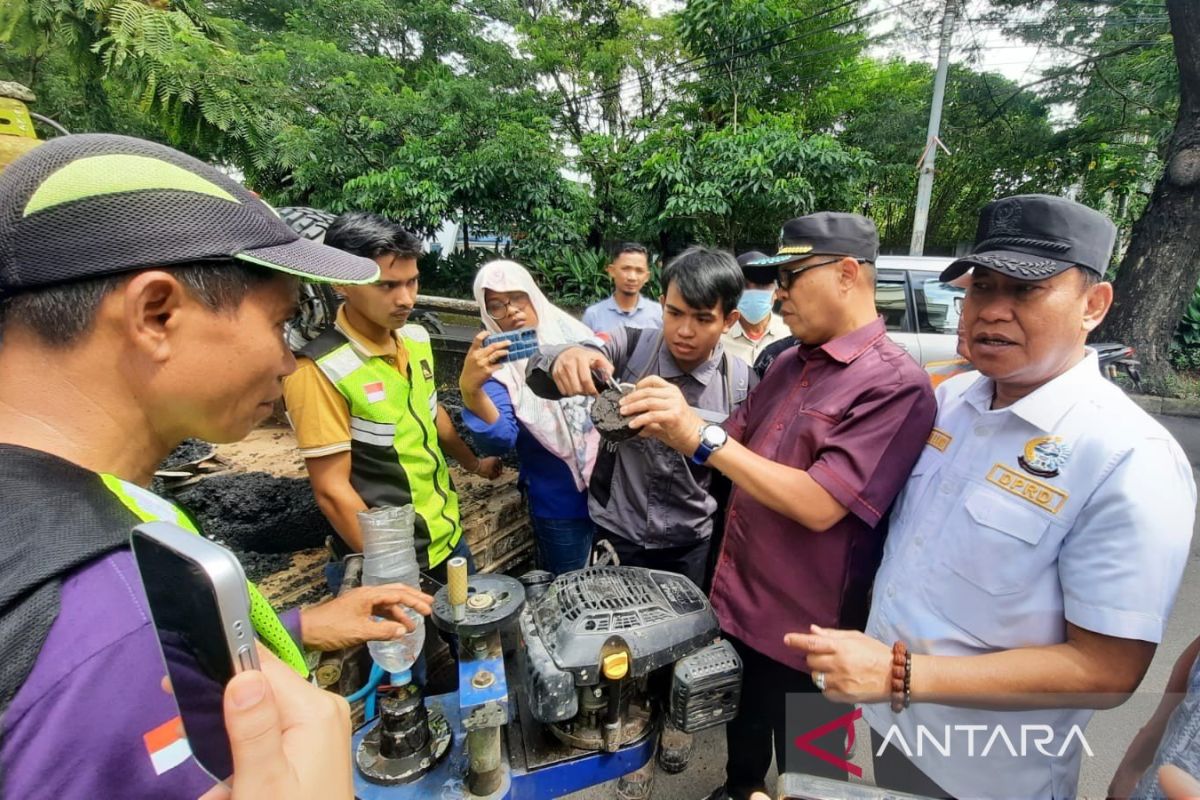 DPRD Sulsel uji ketebalan aspal Jalan Hertaning Makassar, masih belum sesuai