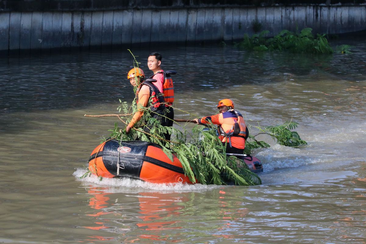 Gotong royong membersihkan Sungai Kalimas