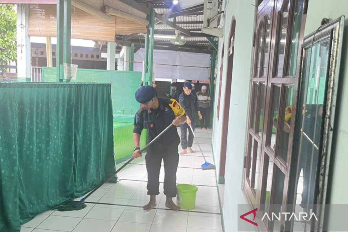 Polda Metro Jaya gelar kegiatan bakti lingkungan masjid di Jakbar