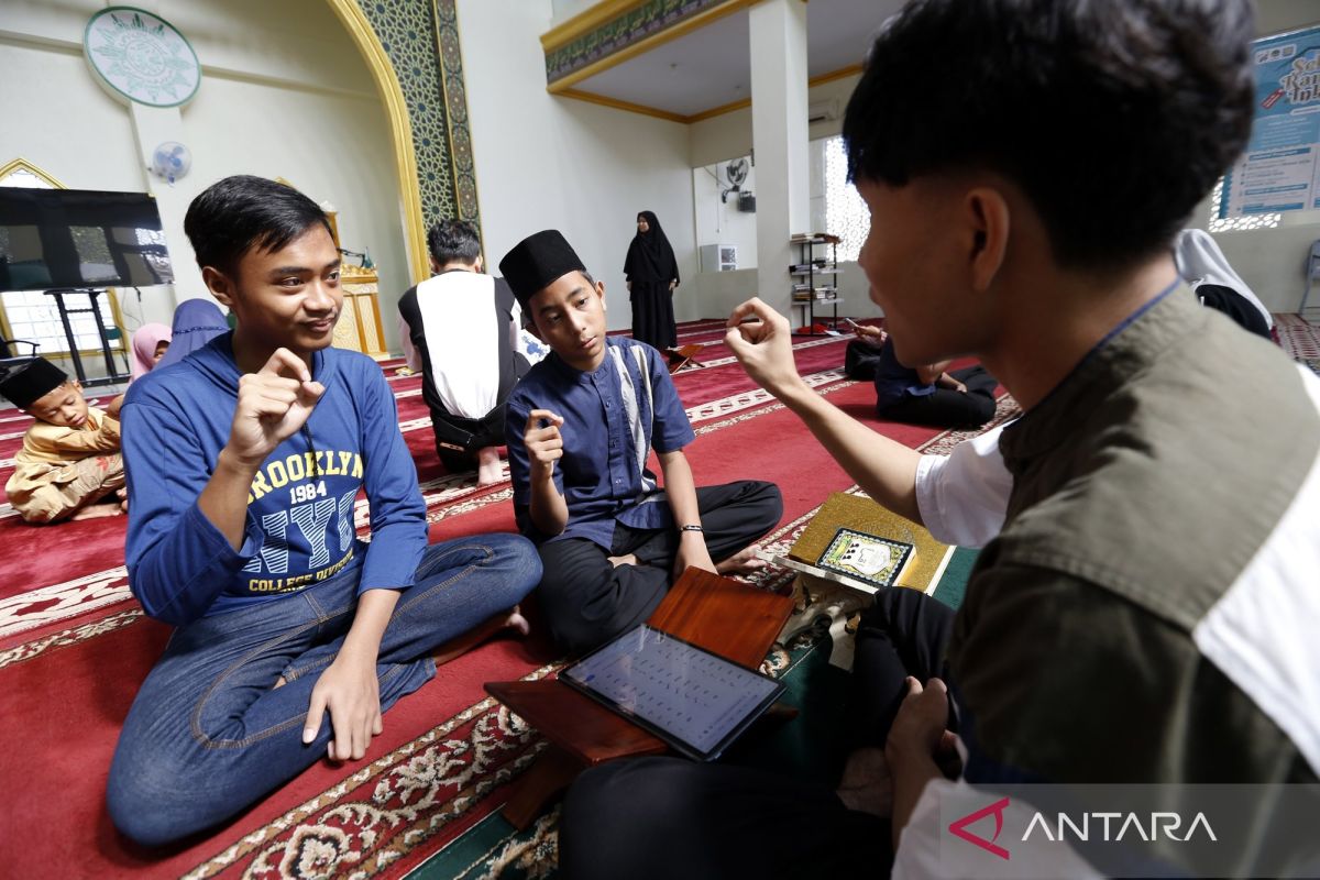 Sejumlah santri tuna rungu mengikuti pelatihan Al Quran isyarat di Gorontalo