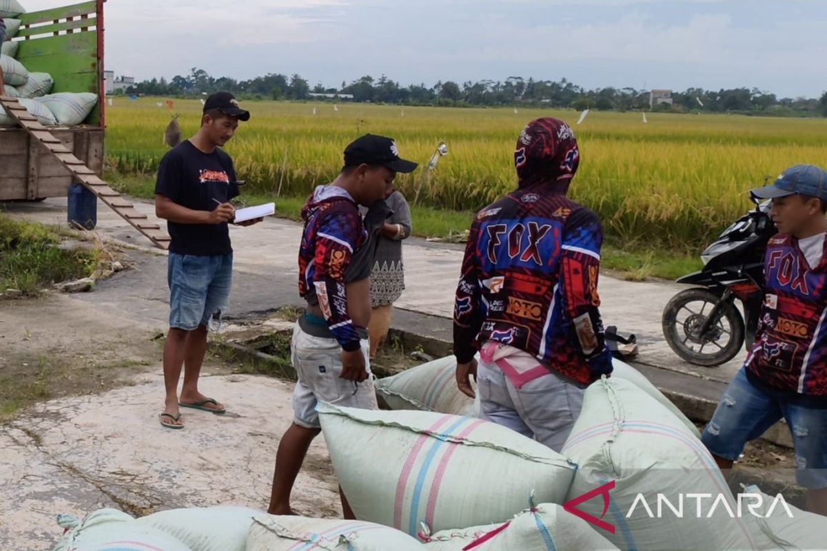 Bulog siapkan bantuan beras dan minyak goreng untuk 162 ribu warga OKU Raya
