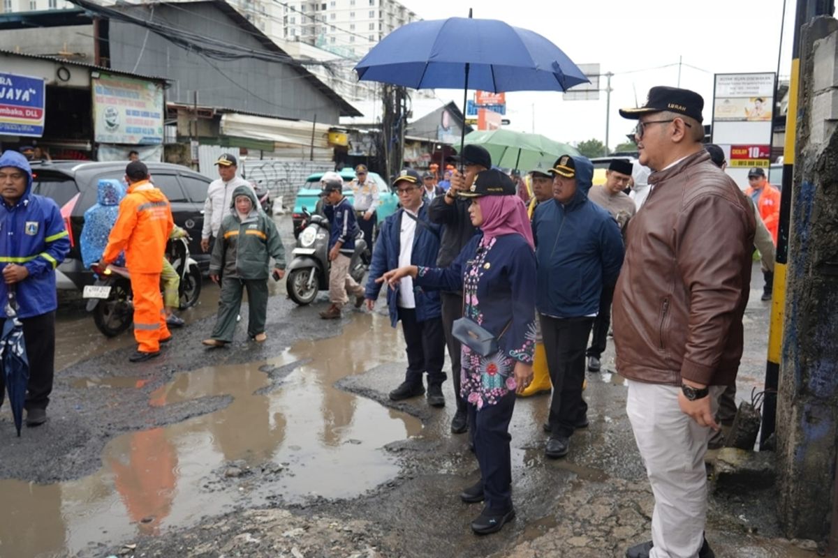 Pemkot Jakbar tangani sumbatan pada drainase di Kalideres