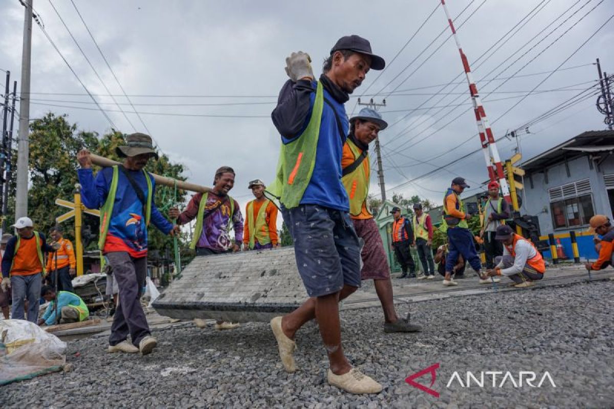 KAI Daop Semarang perbaiki bantalan rel di perlintasan kereta api