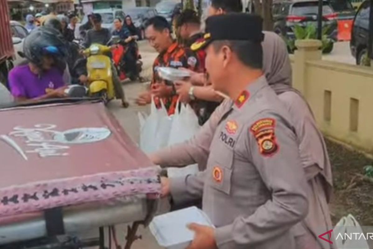 Polrestabes Palembang jalankan program pembagian 100 paket takjil
